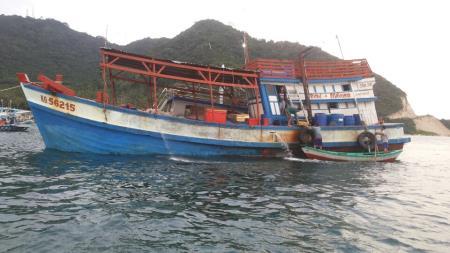 Tàu cá đâm vào đá ngầm, 7 người được cứu sống kịp thời