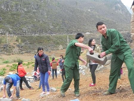 "Nâng bước" đồng bào vượt qua nghèo đói
