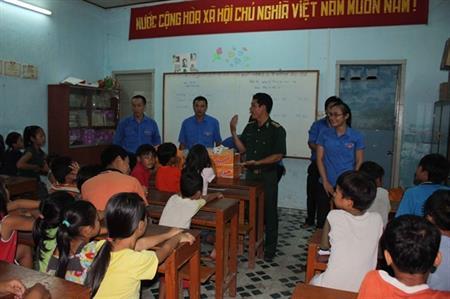 "Người đưa đò" bên sườn núi Sạn