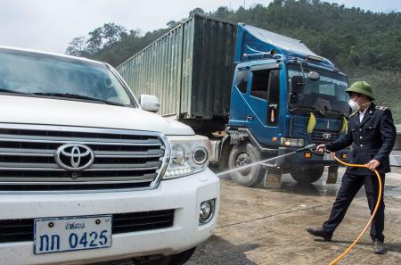 Bác sĩ nhìn bầu trời mong tia nắng