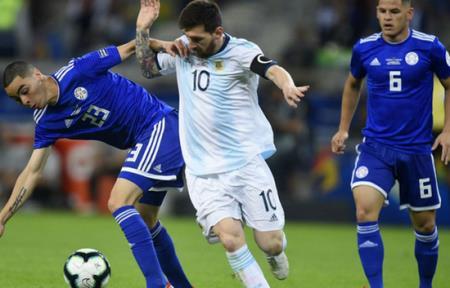 Colombia sớm giành vé đi tiếp, Argentina may mắn cầm hòa Paraguay