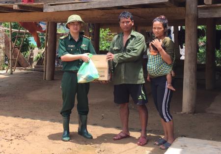 Vượt lũ, băng rừng cứu trợ đồng bào biên giới