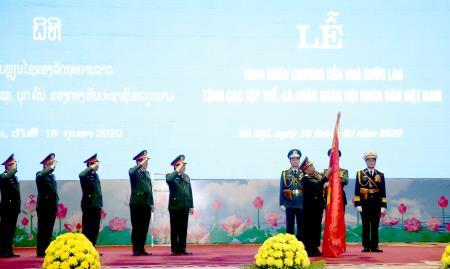 Trao Huân chương cao quý của Nhà nước Việt Nam và Nhà nước Lào tặng các tập thể, cá nhân của Quân đội hai nước