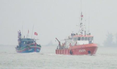 4 thuyền viên may mắn sống sót khi tàu cá bị chìm trên biển