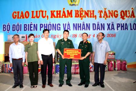 Lào Cai: Hoạt động "Hướng về biên cương Tổ quốc"