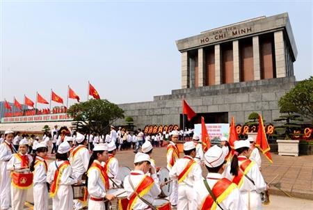 Trong dòng người vào Lăng viếng Bác