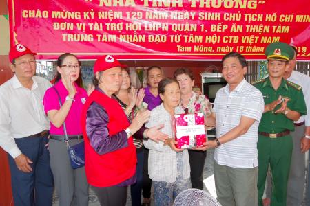 Bàn giao 5 nhà tình thương cho các hộ nghèo biên giới tỉnh Đồng Tháp