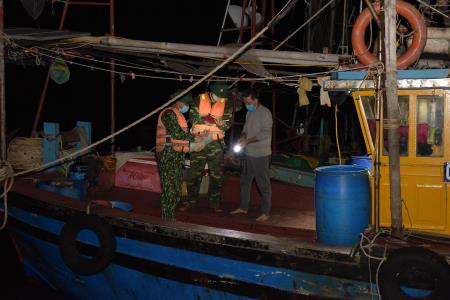 "Lá chắn thép" nơi cửa sông, cửa biển trong phòng, chống dịch Covid-19
