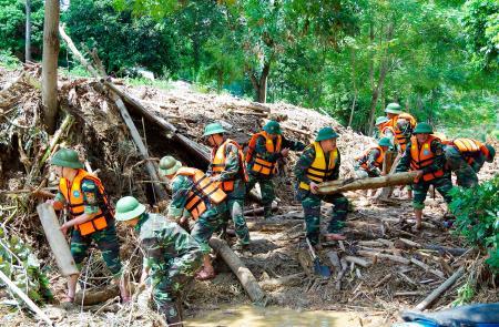 Những "cánh tay nối dài" sau lũ trên biên giới Lào Cai