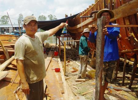 Ngư dân Đá Bạc xung kích đóng tàu vươn khơi