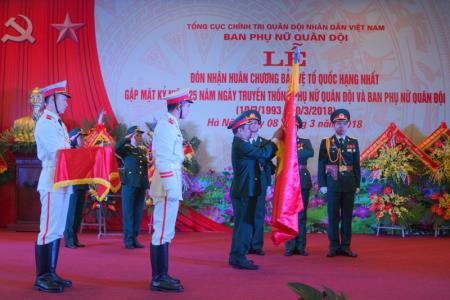 Ban Phụ nữ Quân đội đón nhận Huân chương Bảo vệ Tổ quốc hạng Nhất