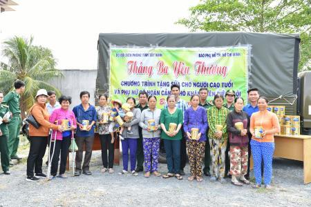 Dự án “Biên cương xanh” tặng sữa hộp cho đồng bào nghèo biên giới Tây Ninh
