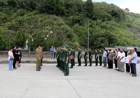 BĐBP Hà Tĩnh tiếp nhận 6 nạn nhân người Việt Nam làm việc tại Lào, có dấu hiệu bị mua bán qua biên giới