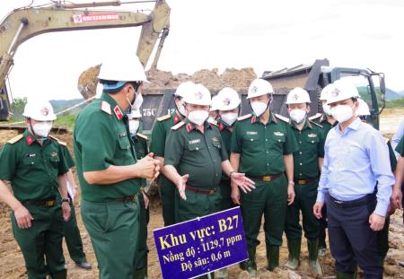 Kiểm tra tiến độ xử lý chất độc dioxin tại sân bay A So