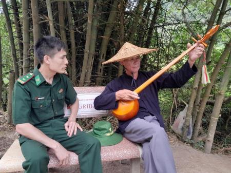Tình yêu của người đàn ông chơi đàn tính bên thác Bản Giốc