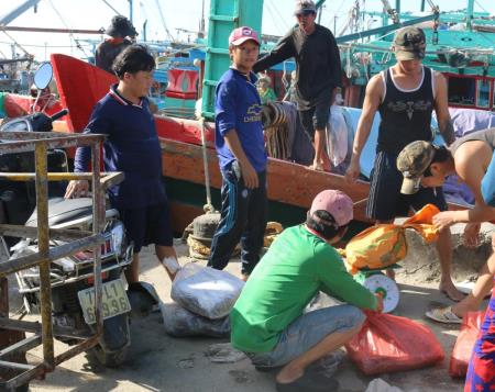 Thu gom rác thải nhựa từ tàu cá, cùng bảo vệ biển xanh