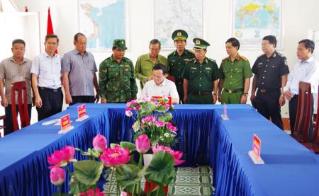 Phó Thủ tướng Trần Lưu Quang kiểm tra công tác phòng, chống buôn lậu trên tuyến biên giới tỉnh An Giang