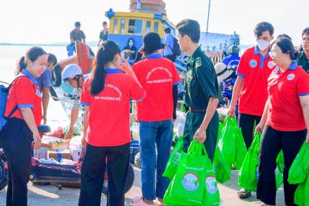 Hỗ trợ 42 em học sinh xã đảo Thạnh An vào bờ kịp thời thi tốt nghiệp Trung học phổ thông