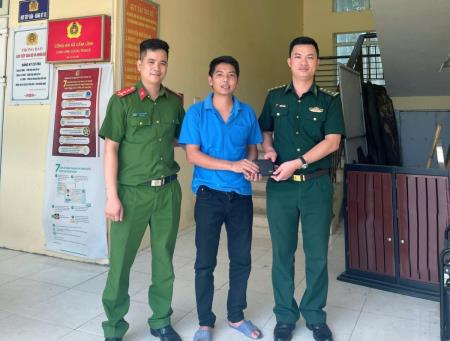 Cán bộ Biên phòng nhặt được của rơi trả lại người đánh mất