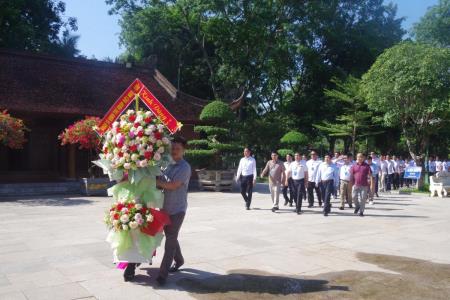 Sĩ quan trẻ Biên phòng hai nước Việt Nam - Lào dâng hương, dâng hoa tại Khu di tích Kim Liên