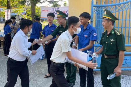 Chiến sĩ quân hàm xanh tiếp sức mùa thi