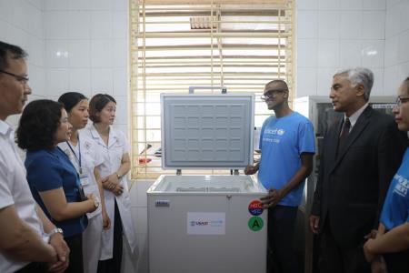 Tiếp nhận 590 tủ lạnh bảo quản vaccine tiêm chủng tại các xã khó khăn