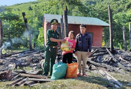 Đồn Biên phòng Ba Nang kịp thời hỗ trợ gia đình bị hỏa hoạn