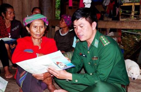 Những đảng viên mang quân hàm xanh tận tâm với bà con dân bản