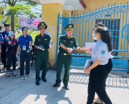 Sắc xanh tình nguyện trong Chương trình “Tiếp sức mùa thi”