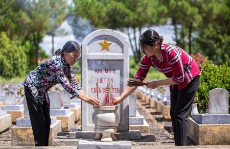 Trong nghĩa trang liệt sĩ