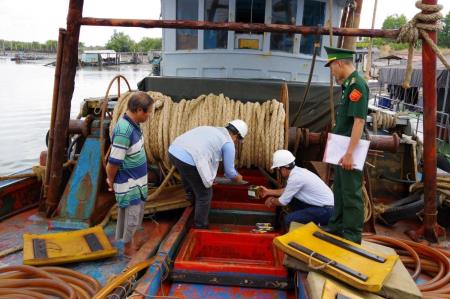 Nỗ lực kéo giảm buôn lậu xăng dầu trên vùng biển phía Nam