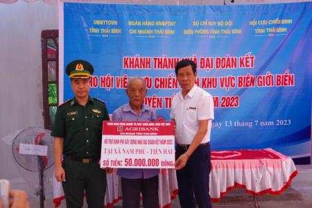 Bàn giao nhà "Đại đoàn kết" tặng cựu chiến binh
