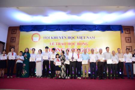 Hội Khuyến học Việt Nam trao học bổng "Học không bao giờ cùng" tại miền Trung - Tây Nguyên