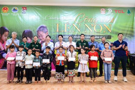 "Cõng chữ lên non" tiếp sức cho học sinh nghèo nơi biên giới