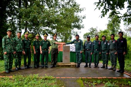 Hỗ trợ nhu yếu phẩm cho lực lượng bảo vệ biên giới tỉnh Mondulkiri, Campuchia
