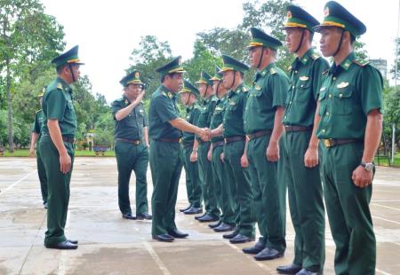 Trung tướng Lê Đức Thái thăm, kiểm tra các đồn Biên phòng trên tuyến biên giới tỉnh Đắk Lắk