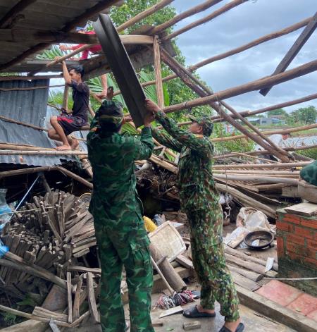 Mưa, lũ, dông lốc làm 1 người chết, nhiều nhà cửa hư hỏng