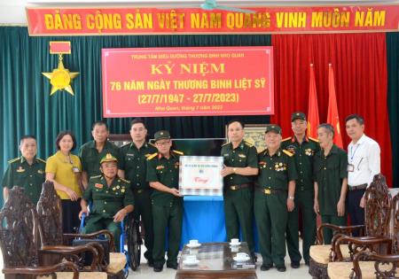 Bộ Tư lệnh BĐBP thăm, tặng quà các trung tâm điều dưỡng thương binh