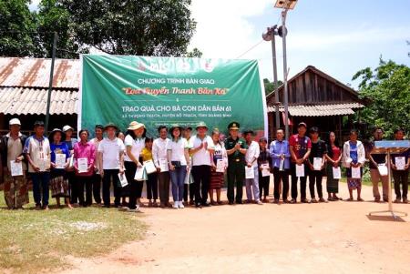 Quảng Bình: Trao tặng mô hình "Loa truyền thanh bản xa" cho đồng bào Ma Coong