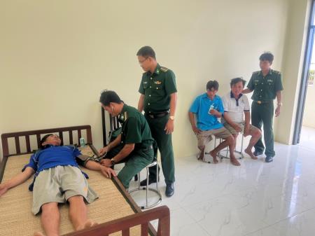 Cứu nạn thành công 3 ngư dân bị trôi dạt trên biển