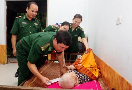 Thăm, tặng quà Mẹ Việt Nam anh hùng, thương binh, gia đình chính sách nhân Ngày Thương binh - Liệt sĩ