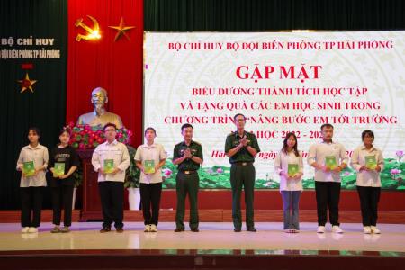 BĐBP thành phố Hải Phòng: Gặp mặt, biểu dương thành tích học tập và tặng quà các em học sinh trong Chương trình "Nâng bước em tới trường"