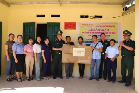 Bàn giao nhà tình nghĩa cho gia đình chính sách, gia đình có hoàn cảnh khó khăn trên địa bàn biên giới tỉnh Sơn La
