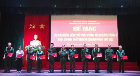 Bế mạc lớp bồi dưỡng kiến thức quốc phòng-an ninh đối tượng 4