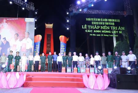 Tổ chức đồng loạt Lễ thắp nến tri ân các Anh hùng, liệt sĩ tại 63 tỉnh, thành phố trên cả nước