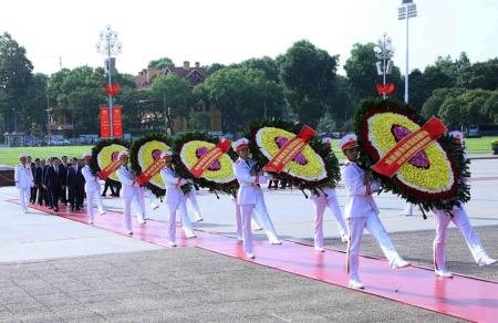 Lãnh đạo Đảng, Nhà nước, Quân đội vào Lăng viếng Chủ tịch Hồ Chí Minh, dâng hương tưởng niệm các Anh hùng, liệt sĩ