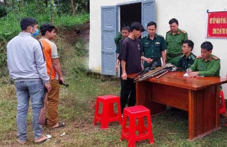 Vận động người dân giao nộp súng tự chế, công cụ hỗ trợ