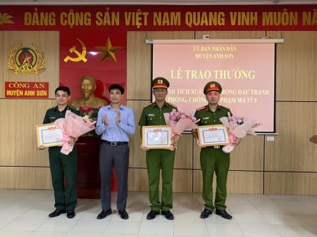 Trao thưởng thành tích trong đấu tranh phòng, chống tội phạm ma túy
