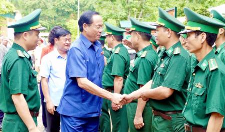 Thượng tướng Trần Quang Phương thăm, tặng quà cán bộ, chiến sĩ Đồn Biên phòng Thông Thụ
