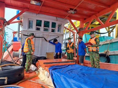 Ngăn chặn kịp thời tàu cá vận chuyển 50.000 lít dầu DO không rõ nguồn gốc trên vùng biển Kiên Giang